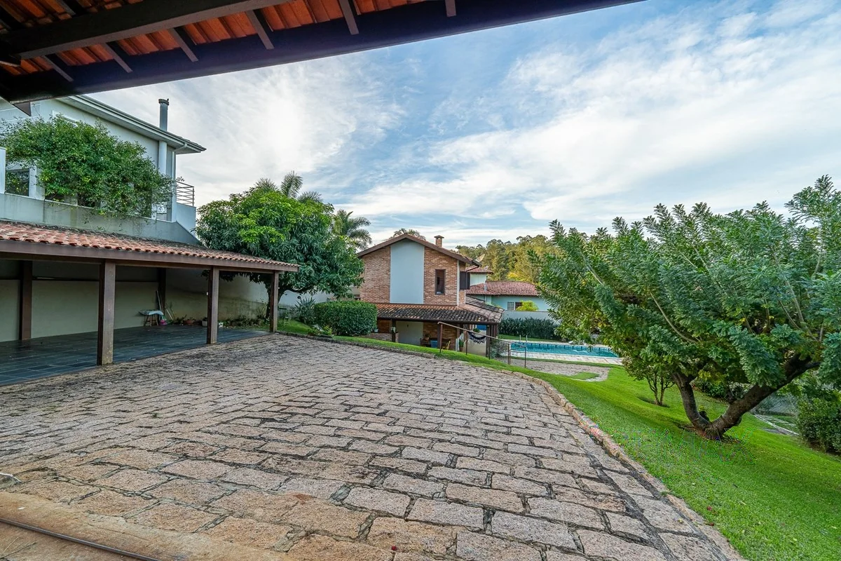 Garagem coberta e acesso à piscina · Casa em condomínio com 3 suítes em Vinhedo