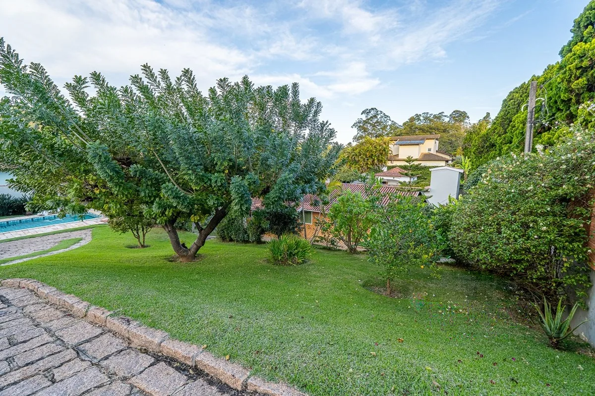 Quintal gramado com árvores frutíferas · Casa em condomínio com 3 suítes em Vinhedo
