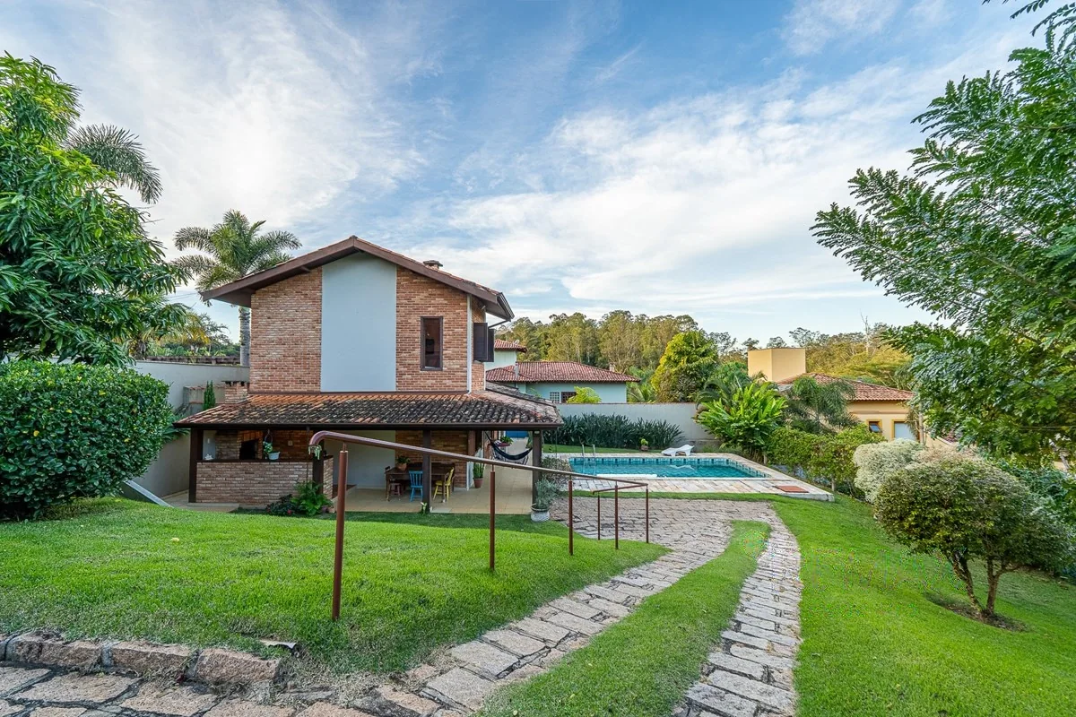 Jardim e lateral da casa · Casa em condomínio com 3 suítes em Vinhedo