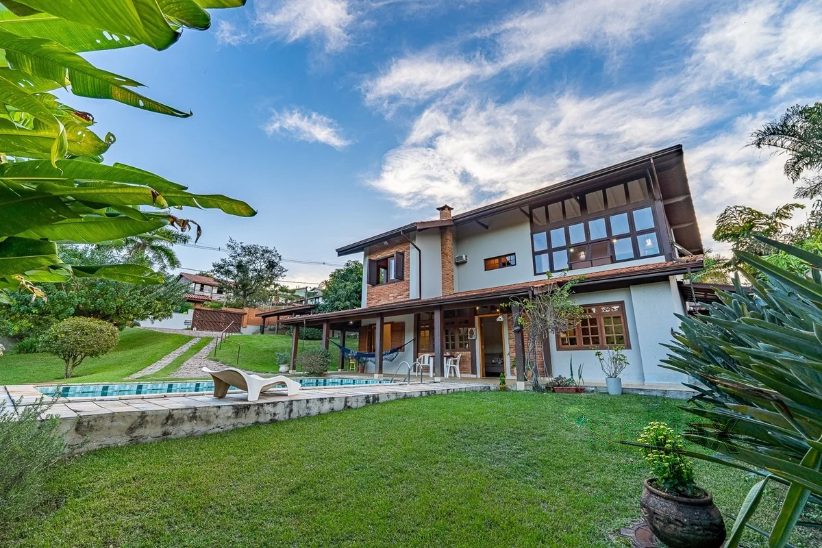 Fachada dos fundos vista do jardim · Casa em condomínio com 3 suítes em Vinhedo