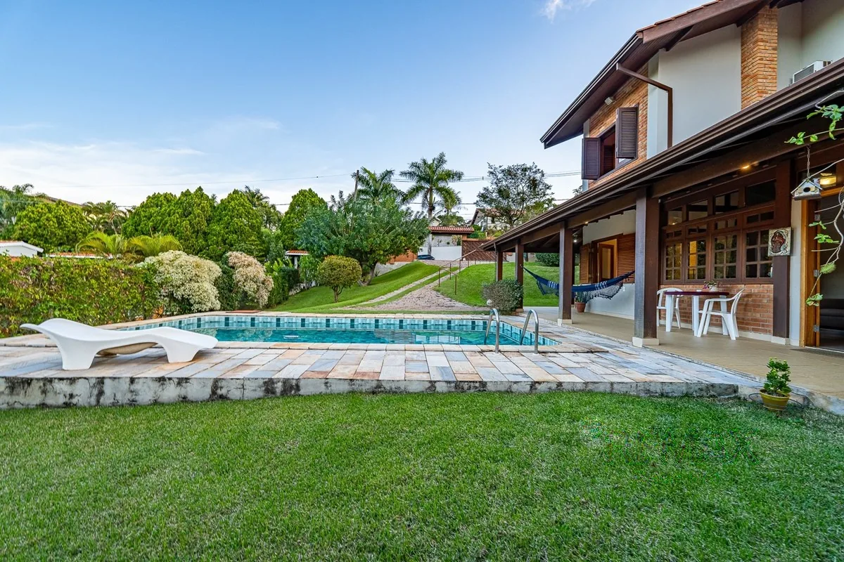 Piscina e varanda coberta · Casa em condomínio com 3 suítes em Vinhedo