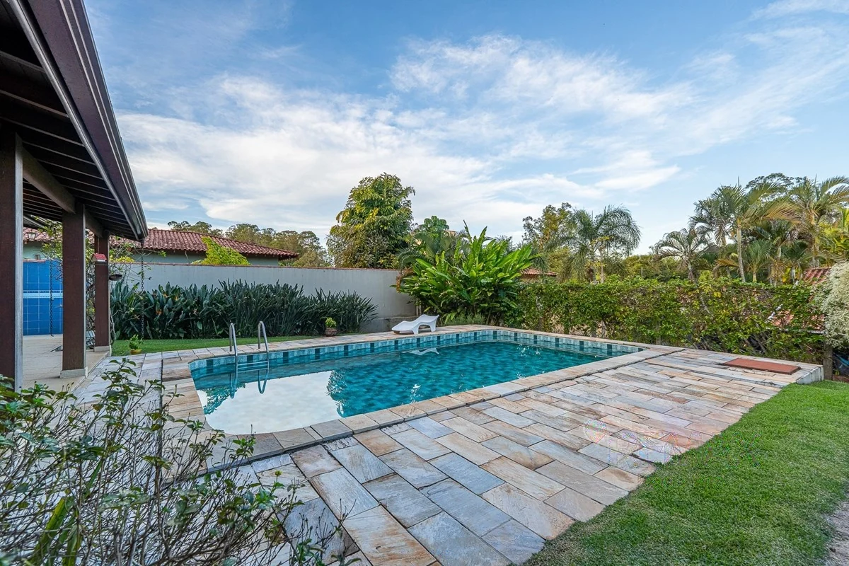 Piscina e quintal gramado · Casa em condomínio com 3 suítes em Vinhedo