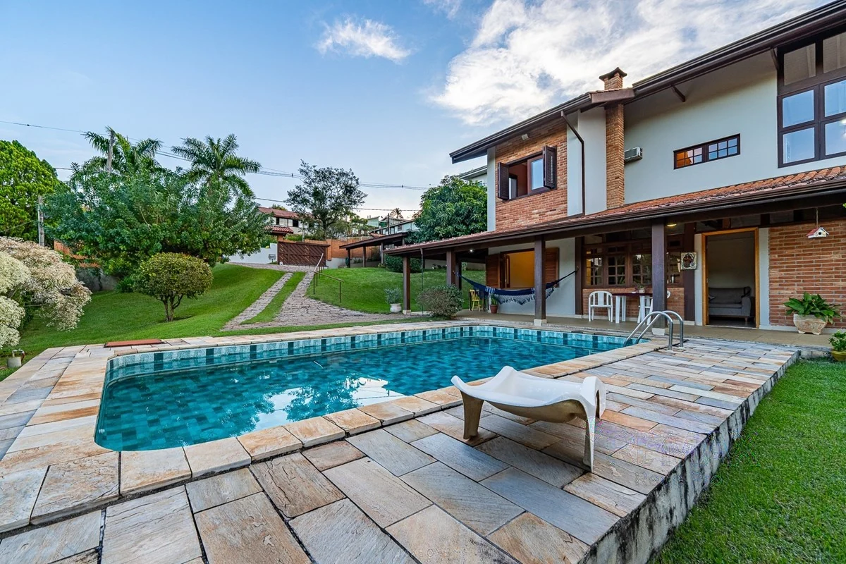 Piscina e área de descanso · Casa em condomínio com 3 suítes em Vinhedo