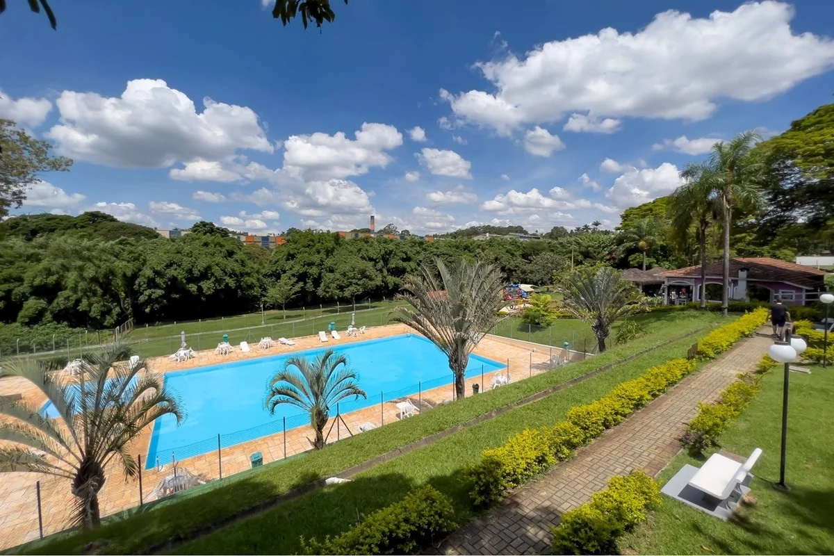 Piscina do clube do condomínio · Casa em condomínio com 3 suítes em Vinhedo