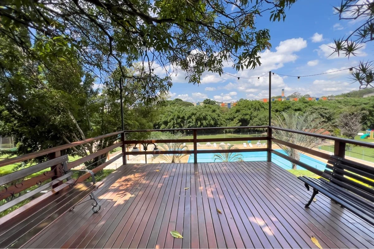 Deck de madeira do clube · Casa em condomínio com 3 suítes em Vinhedo