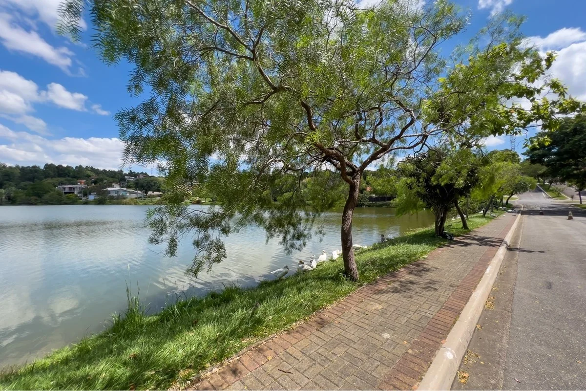 Lago do condomínio · Casa em condomínio com 3 suítes em Vinhedo