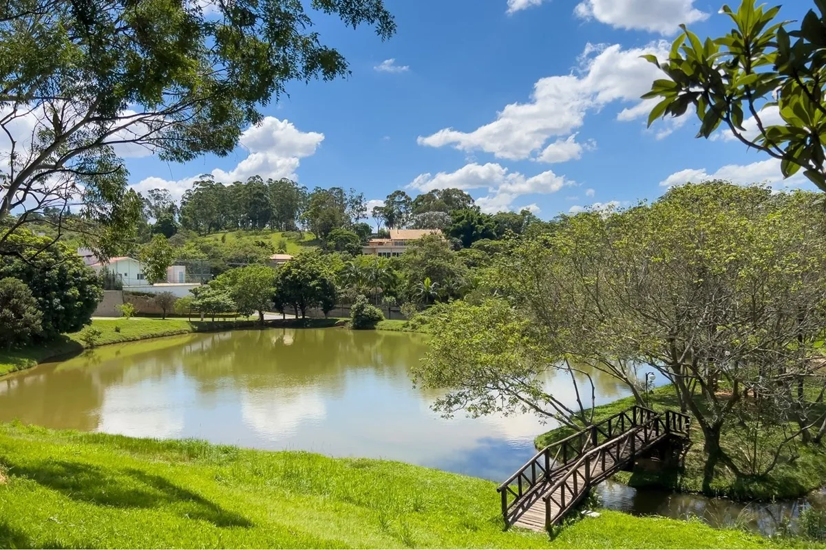 Ponte sobre o lago · Casa em condomínio com 3 suítes em Vinhedo