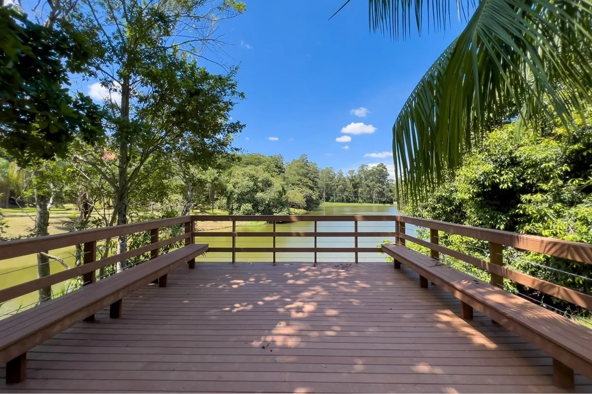 Deck à beira do lago · Casa em condomínio com 3 suítes em Vinhedo
