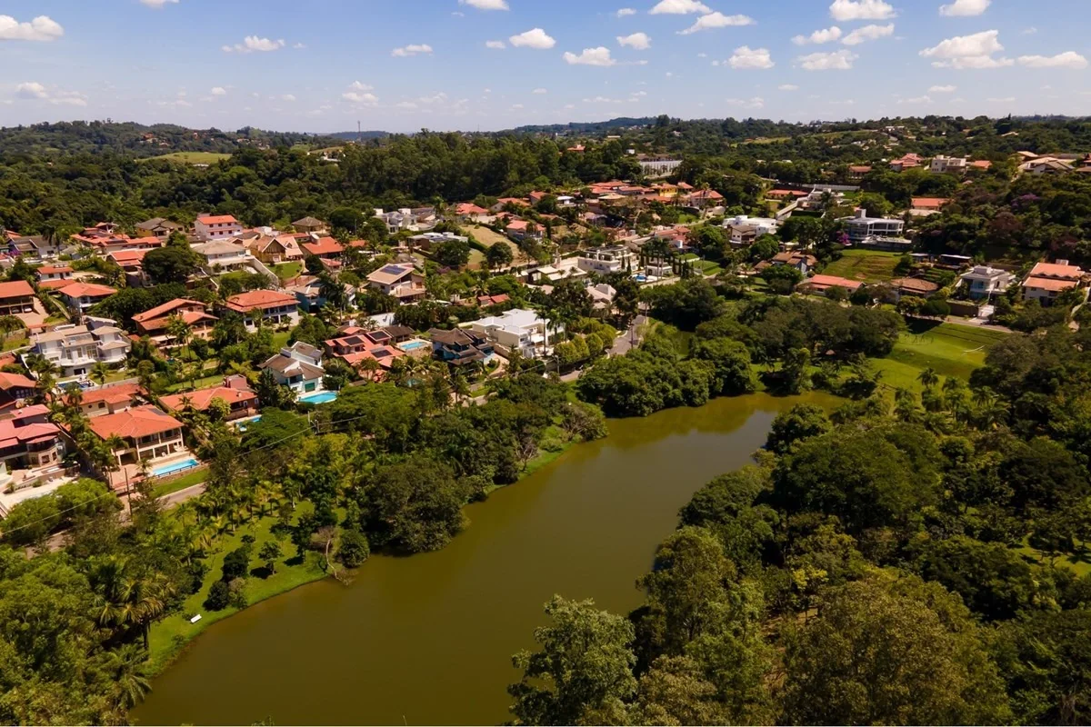 Vista aérea do lago e da mata · Casa em condomínio com 3 suítes em Vinhedo