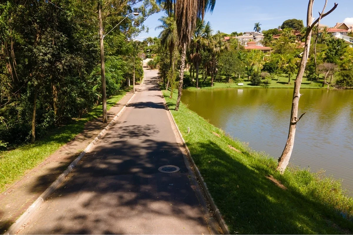 Rua arborizada à beira do lago · Casa em condomínio com 3 suítes em Vinhedo