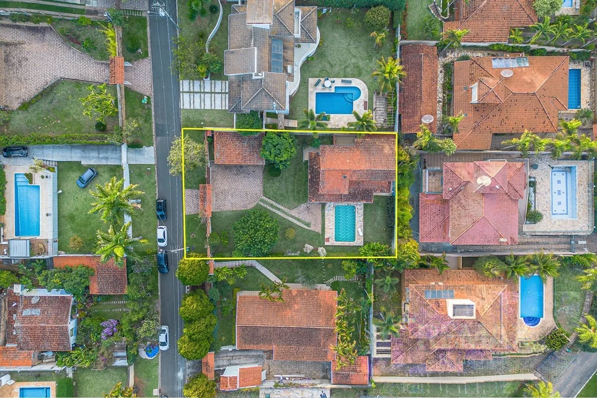 Vista aérea do lote e da vizinhança · Casa em condomínio com 3 suítes em Vinhedo