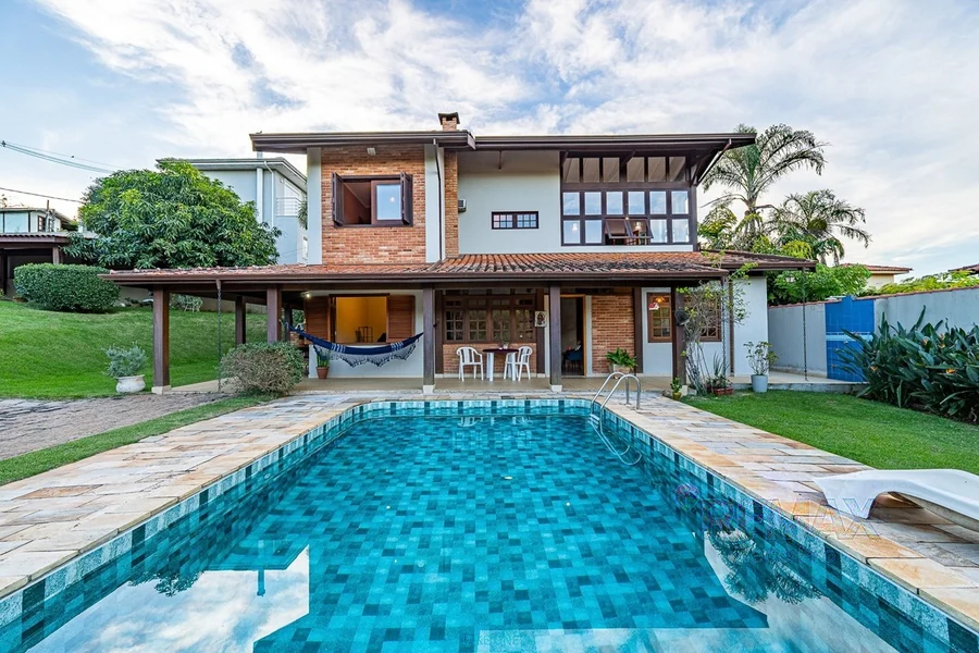 Casa em condomínio com 3 suítes em Vinhedo