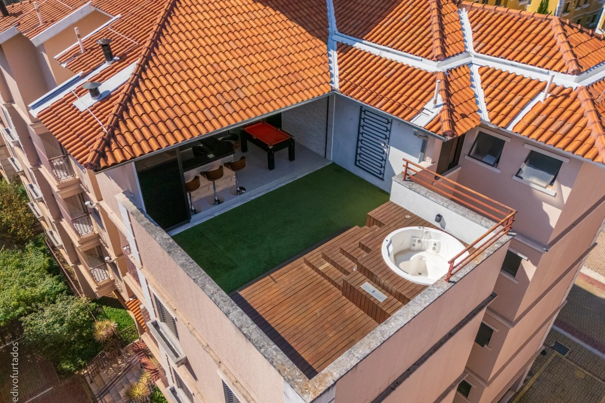 O terraço da cobertura visto do alto · Cobertura com terraço, jacuzzi e espaço gourmet em Vinhedo