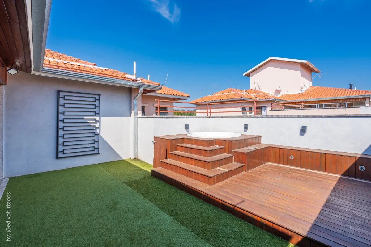 A jacuzzi no ponto mais alto do deck, ao lado do gourmet · Cobertura com terraço, jacuzzi e espaço gourmet em Vinhedo