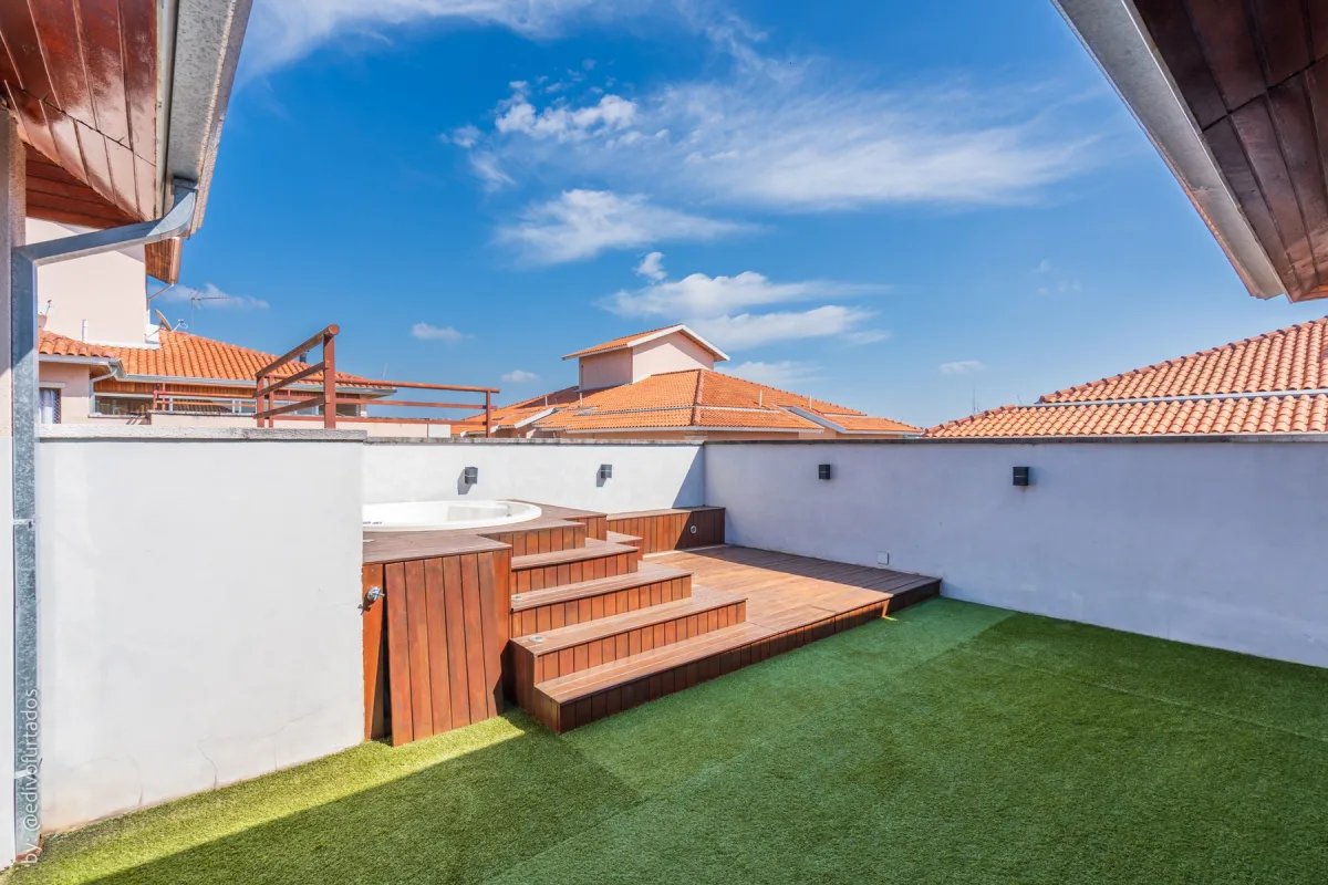 O terraço em toda a extensão, com o degrau para a jacuzzi · Cobertura com terraço, jacuzzi e espaço gourmet em Vinhedo