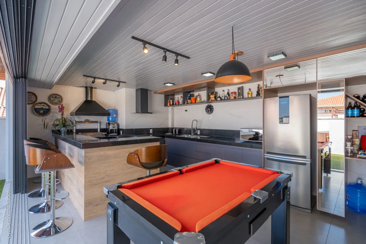 Espaço gourmet com mesa de sinuca, ilha e cozinha completa · Cobertura com terraço, jacuzzi e espaço gourmet em Vinhedo