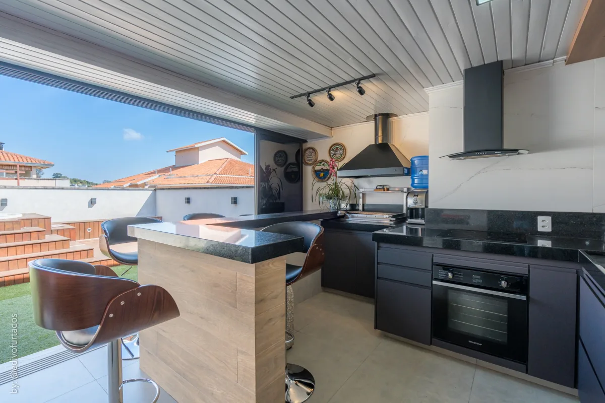 Forno embutido, coifa e churrasqueira no espaço gourmet · Cobertura com terraço, jacuzzi e espaço gourmet em Vinhedo