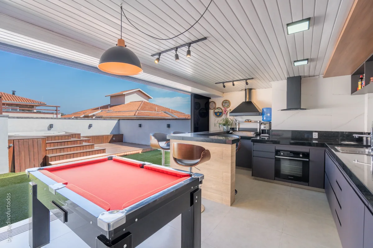 A sinuca, com os telhados do condomínio ao fundo · Cobertura com terraço, jacuzzi e espaço gourmet em Vinhedo