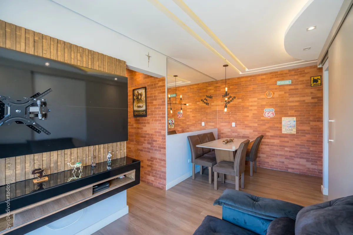Painel de TV e a parede de tijolinho aparente · Cobertura com terraço, jacuzzi e espaço gourmet em Vinhedo