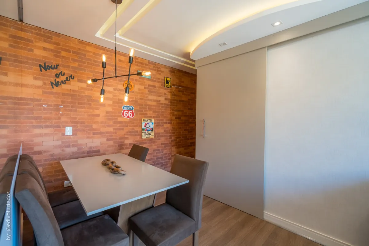 Mesa de jantar sob o pendente · Cobertura com terraço, jacuzzi e espaço gourmet em Vinhedo