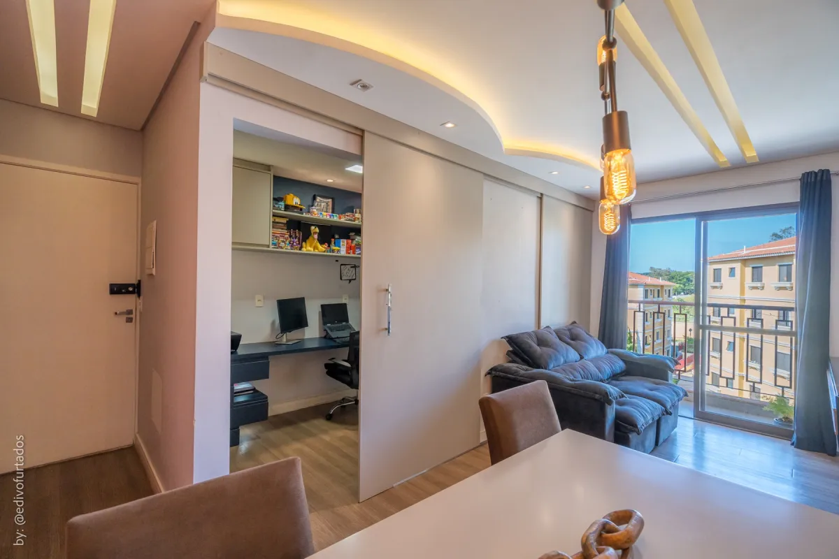 O escritório abre para a sala, ao lado da entrada · Cobertura com terraço, jacuzzi e espaço gourmet em Vinhedo