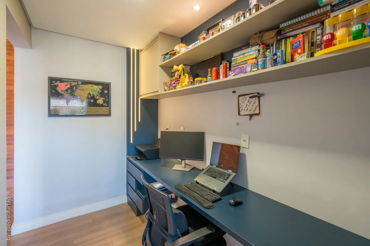 O escritório visto da porta, com prateleiras até o teto · Cobertura com terraço, jacuzzi e espaço gourmet em Vinhedo