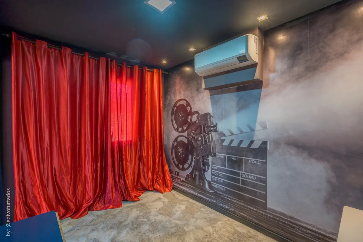 Sala de cinema, com cortina e painel escuro · Cobertura com terraço, jacuzzi e espaço gourmet em Vinhedo