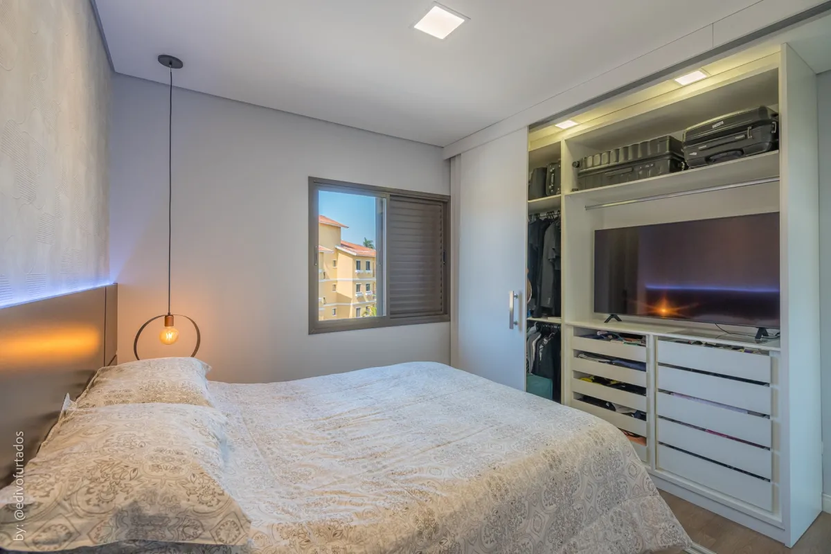 Suíte com closet planejado e TV embutida · Cobertura com terraço, jacuzzi e espaço gourmet em Vinhedo