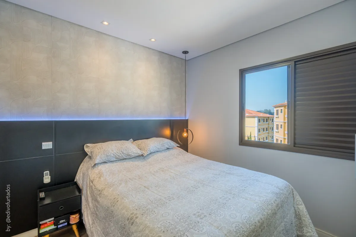 A suíte vista da porta, com a cabeceira iluminada · Cobertura com terraço, jacuzzi e espaço gourmet em Vinhedo