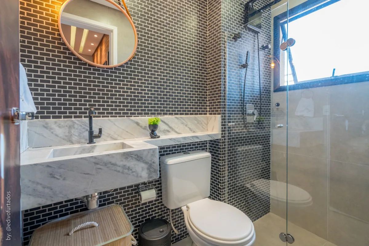 Banheiro em mosaico escuro, com bancada de mármore · Cobertura com terraço, jacuzzi e espaço gourmet em Vinhedo