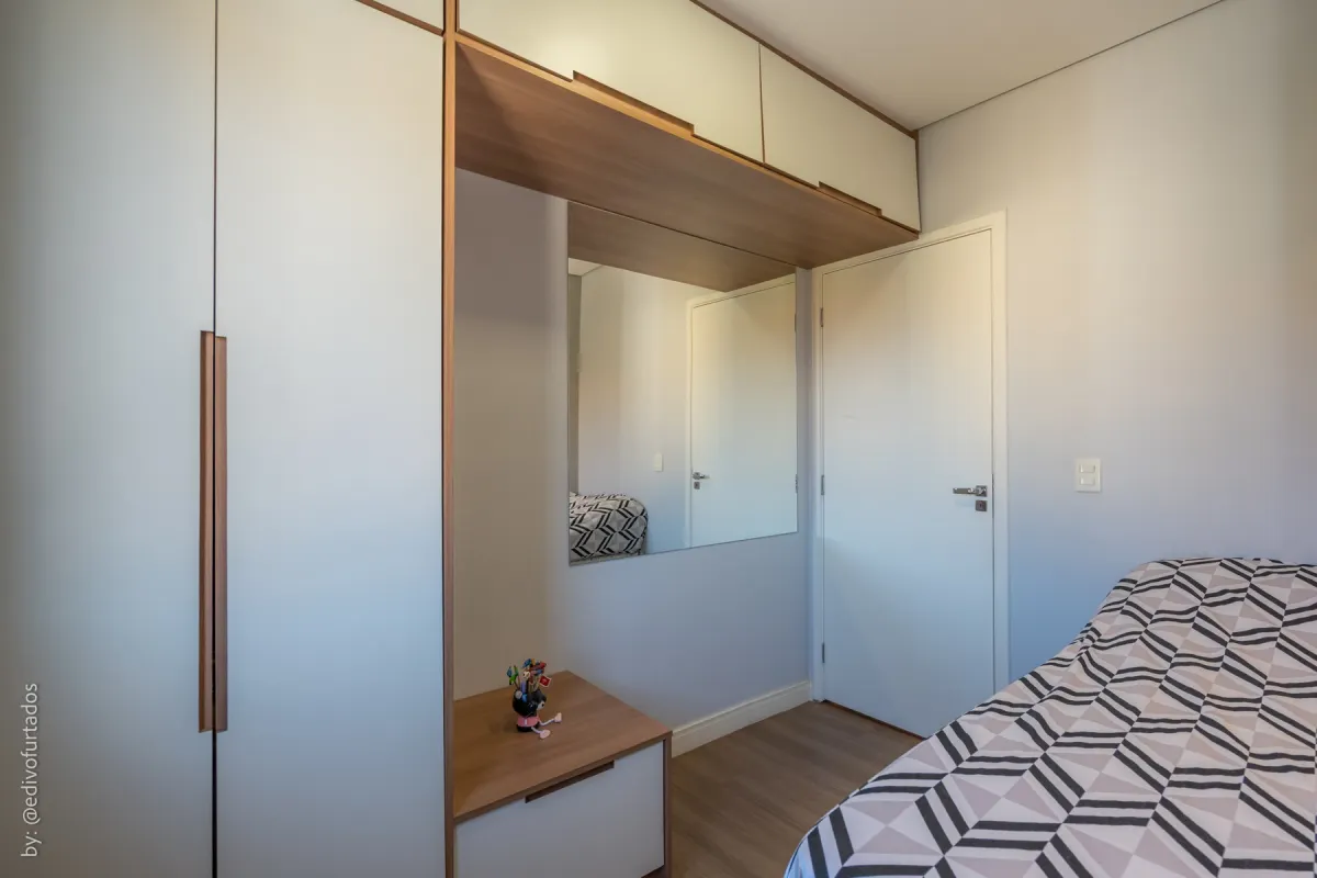 Armário e escrivaninha planejados, no mesmo dormitório · Cobertura com terraço, jacuzzi e espaço gourmet em Vinhedo