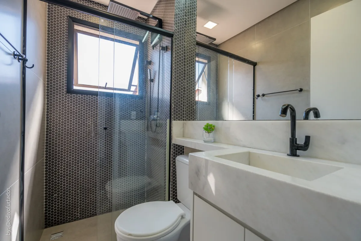 O segundo banheiro, também em mosaico e mármore · Cobertura com terraço, jacuzzi e espaço gourmet em Vinhedo