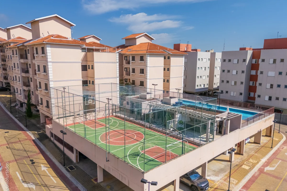 Piscina e quadra do condomínio, suspensas sobre a garagem · Cobertura com terraço, jacuzzi e espaço gourmet em Vinhedo