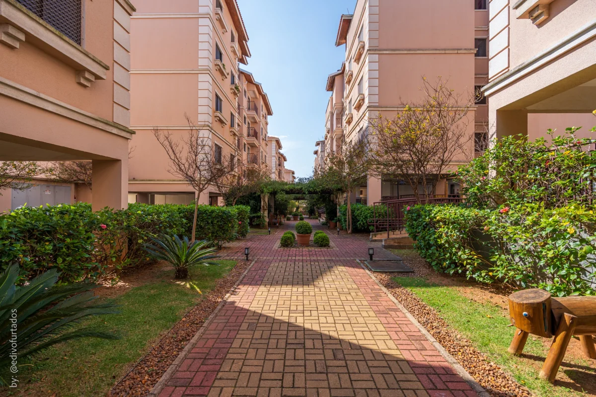 Alameda arborizada entre os prédios · Cobertura com terraço, jacuzzi e espaço gourmet em Vinhedo