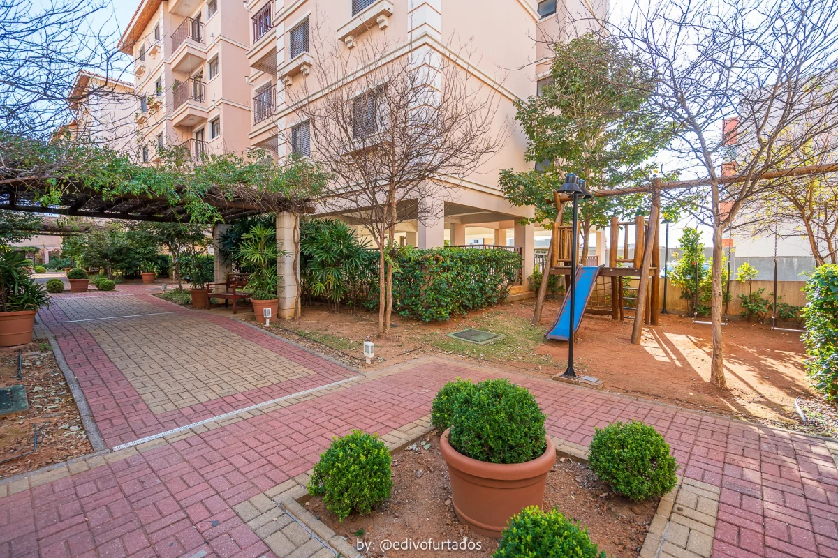 Praça com playground e pergolado · Cobertura com terraço, jacuzzi e espaço gourmet em Vinhedo