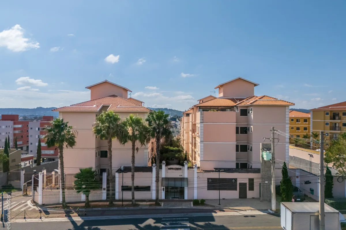 A fachada em estilo toscano, na entrada do condomínio · Cobertura com terraço, jacuzzi e espaço gourmet em Vinhedo