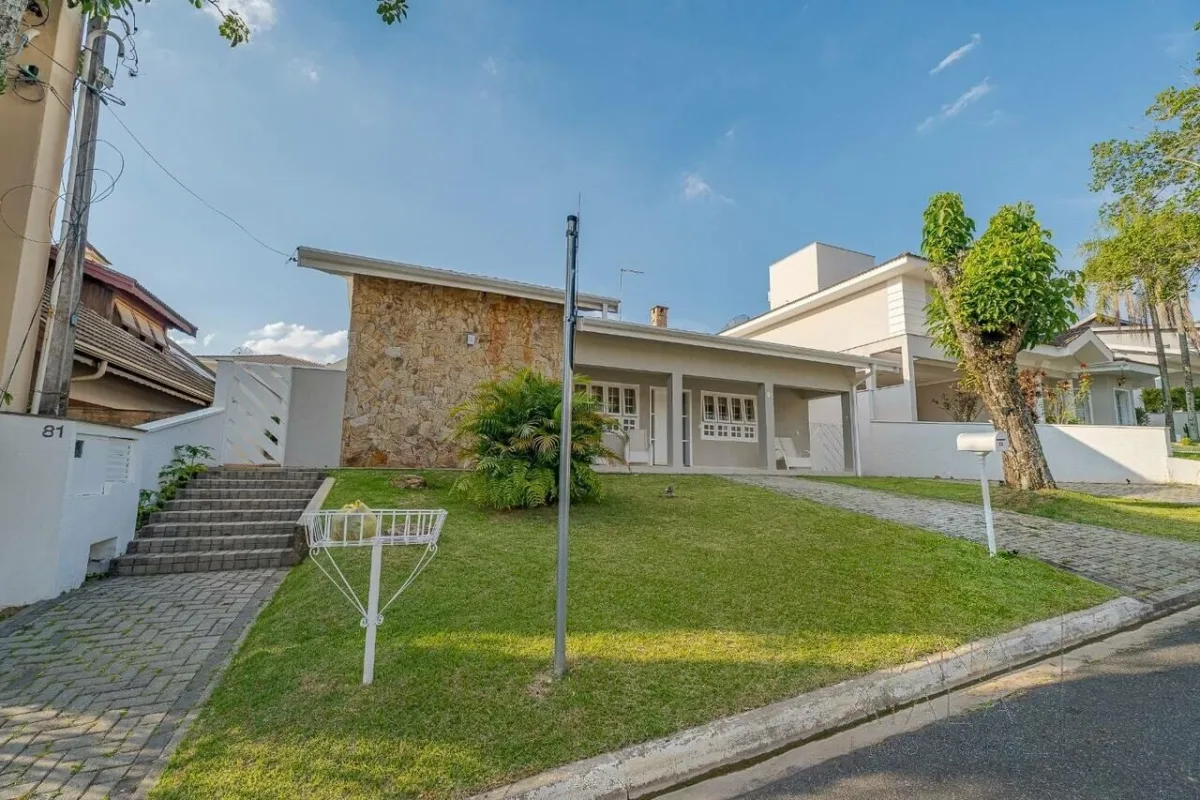 Entrada de pedestres e o gramado da frente · Casa térrea com lareira e espaço gourmet em Vinhedo