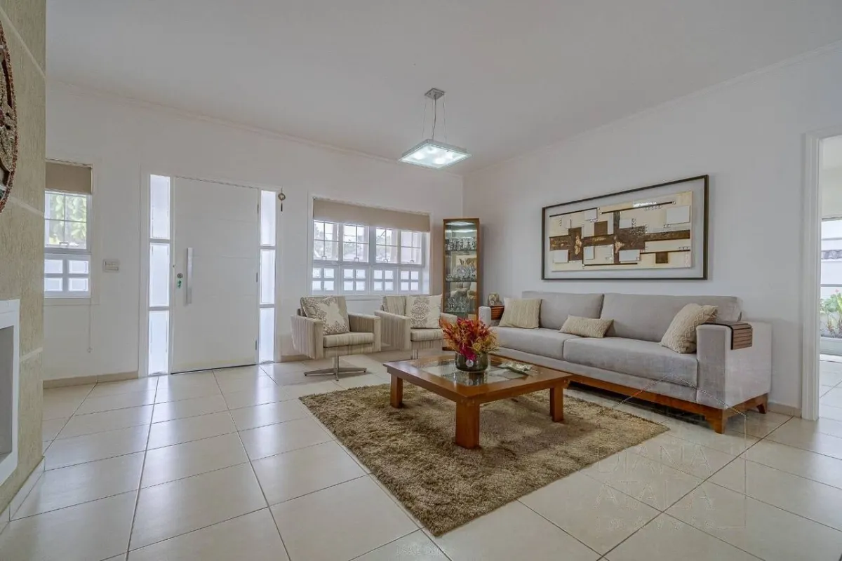 Hall de entrada abrindo direto para a sala de estar · Casa térrea com lareira e espaço gourmet em Vinhedo