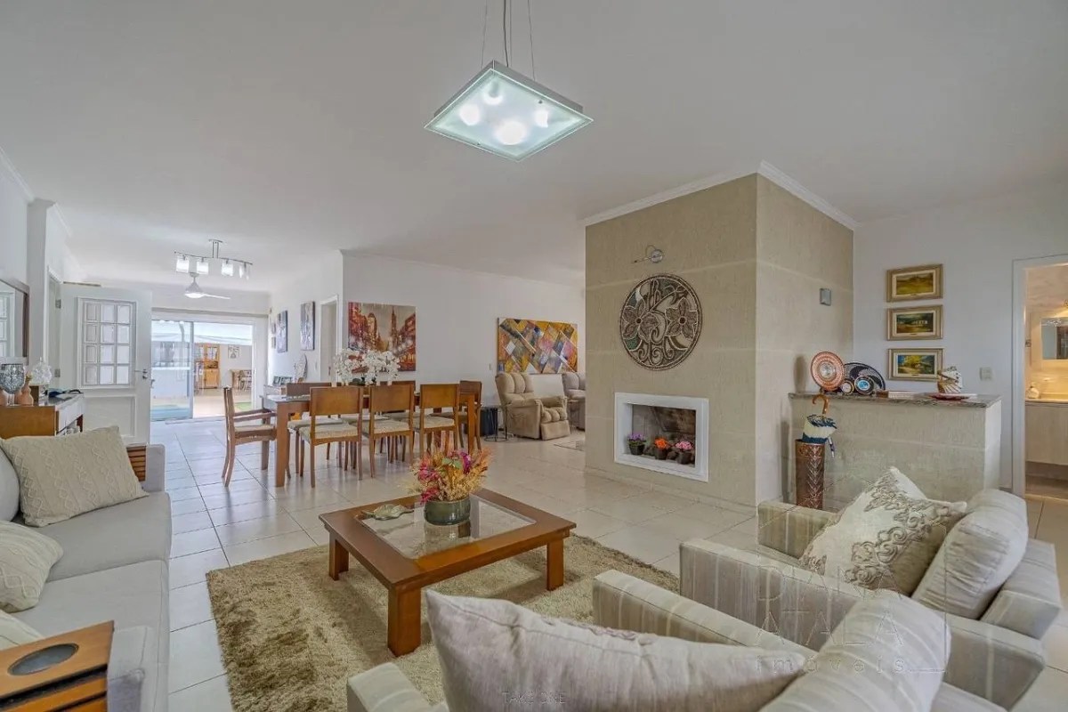 Sala de estar com lareira de alvenaria · Casa térrea com lareira e espaço gourmet em Vinhedo