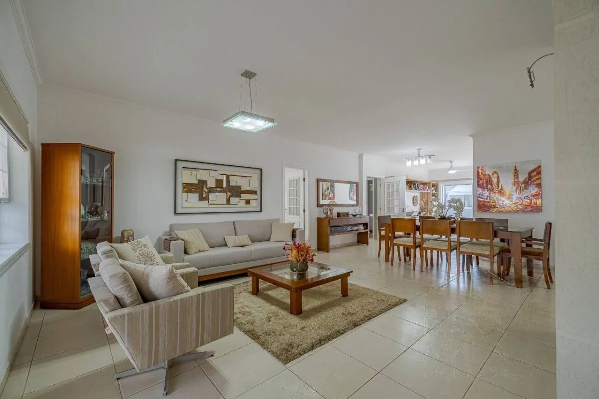 Estar e jantar num ambiente só · Casa térrea com lareira e espaço gourmet em Vinhedo