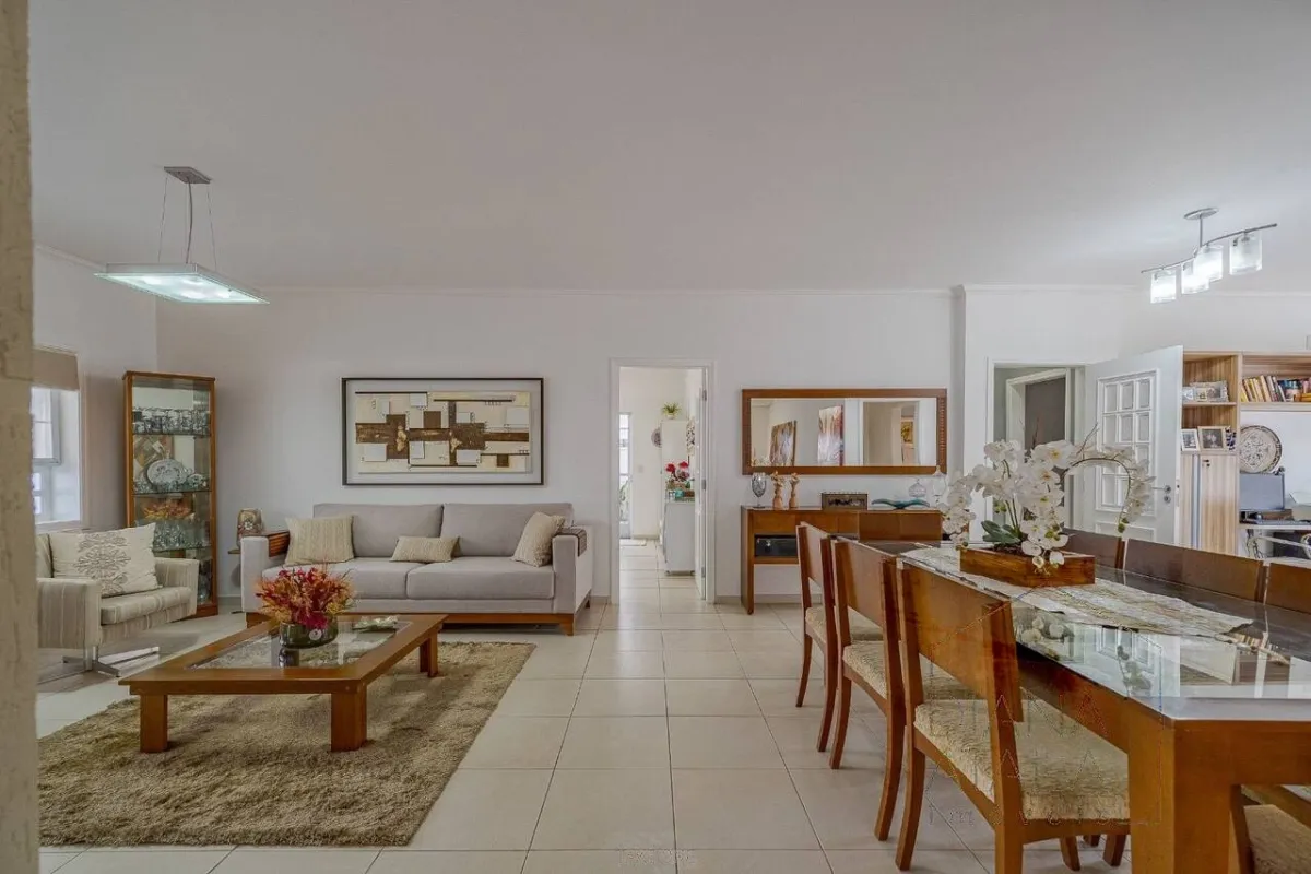 A área social vista do outro lado da sala · Casa térrea com lareira e espaço gourmet em Vinhedo