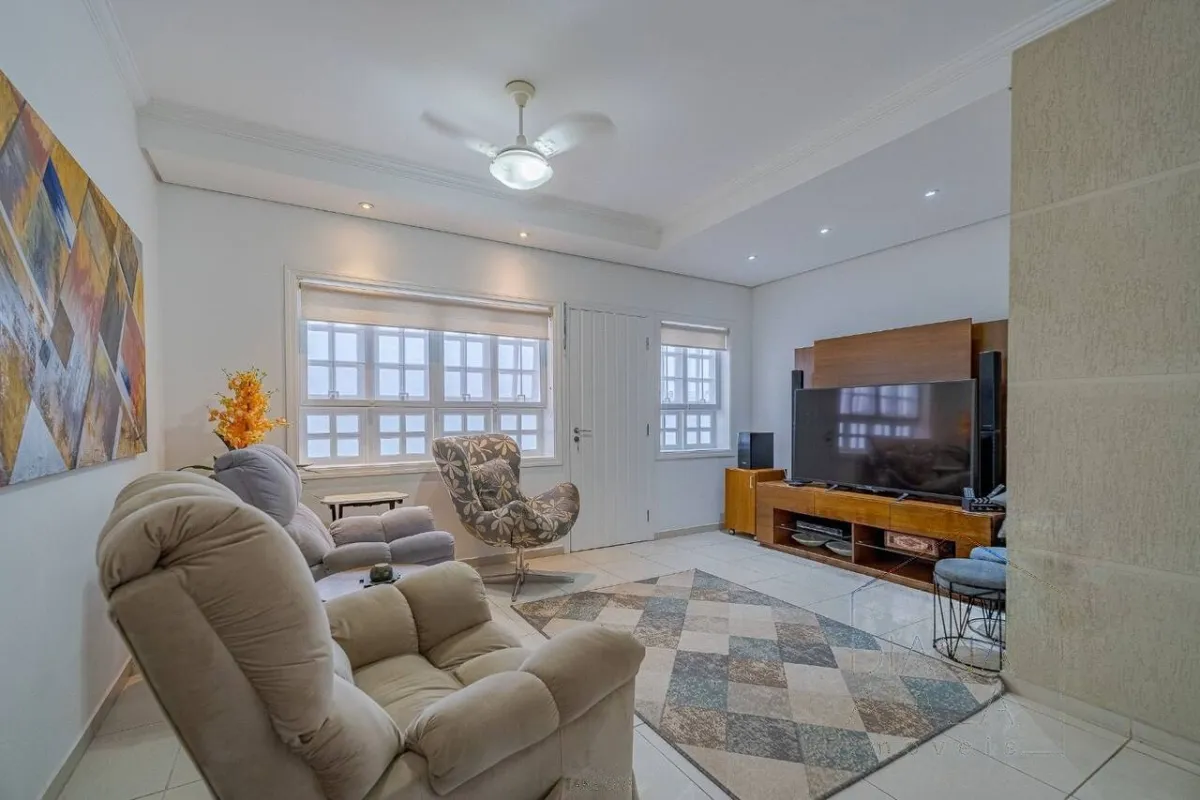 Sala de TV, no mesmo eixo da área social · Casa térrea com lareira e espaço gourmet em Vinhedo