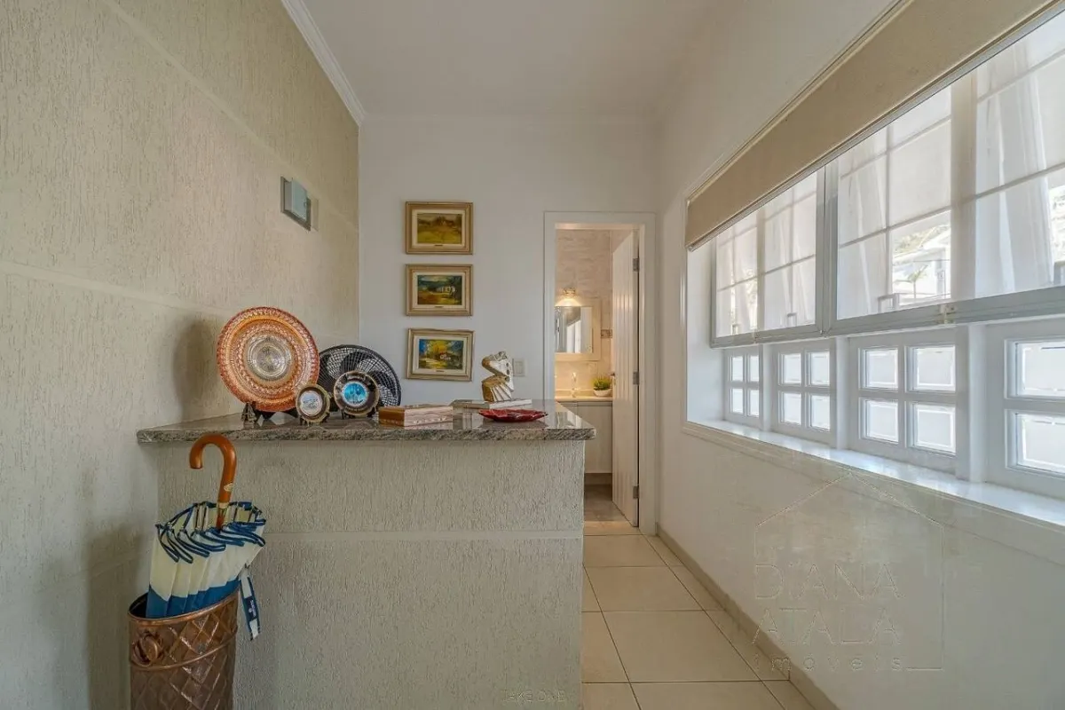 Corredor de circulação com parede de blocos de vidro · Casa térrea com lareira e espaço gourmet em Vinhedo