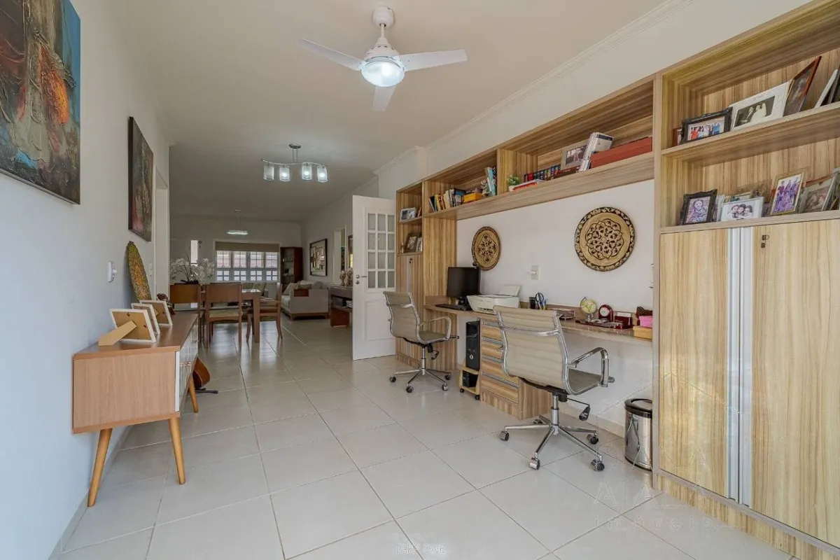 Escritório embutido no corredor, com marcenaria de piso a teto · Casa térrea com lareira e espaço gourmet em Vinhedo