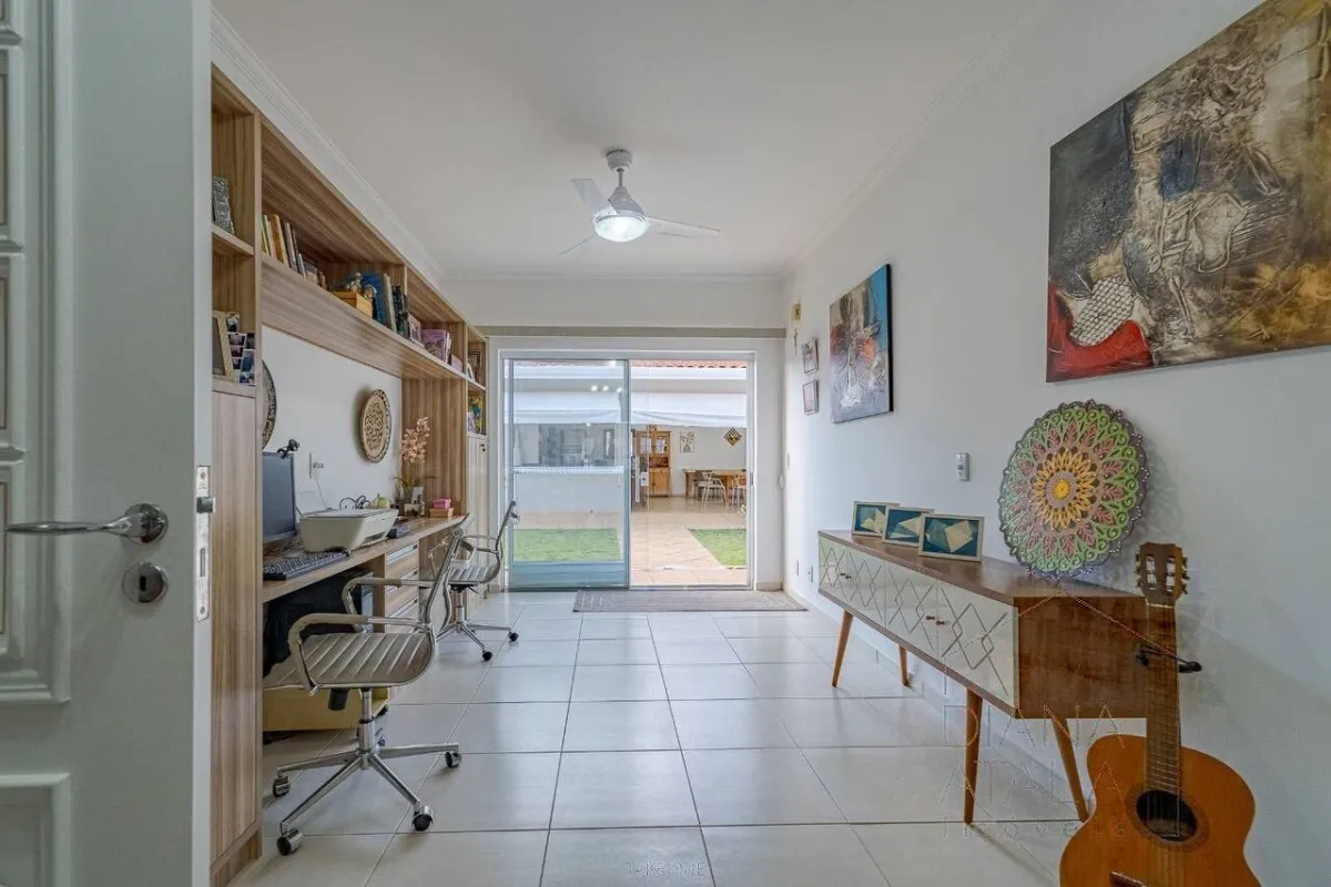 As duas estações de trabalho e a saída para a área externa · Casa térrea com lareira e espaço gourmet em Vinhedo