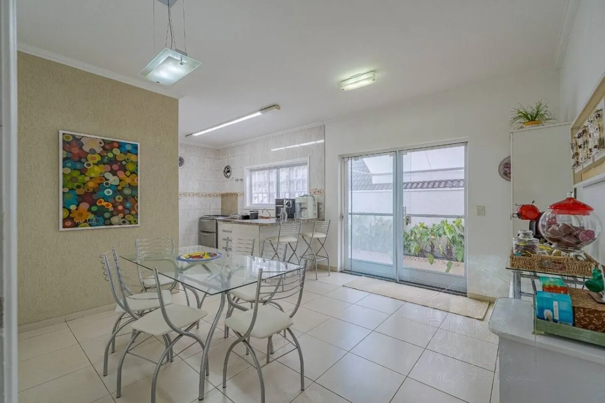 Copa com mesa do dia a dia e porta de correr para o quintal · Casa térrea com lareira e espaço gourmet em Vinhedo
