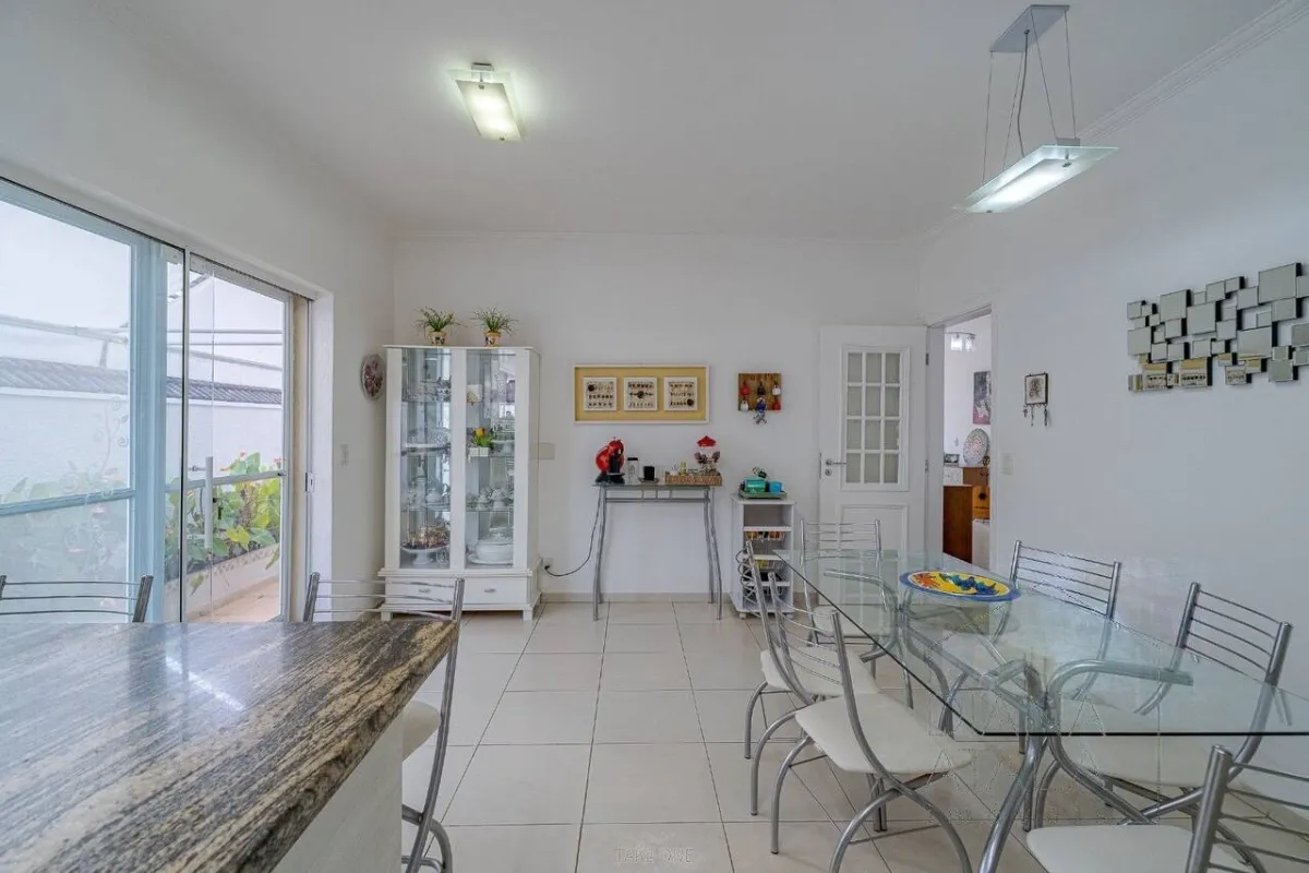 Copa vista da bancada da cozinha · Casa térrea com lareira e espaço gourmet em Vinhedo