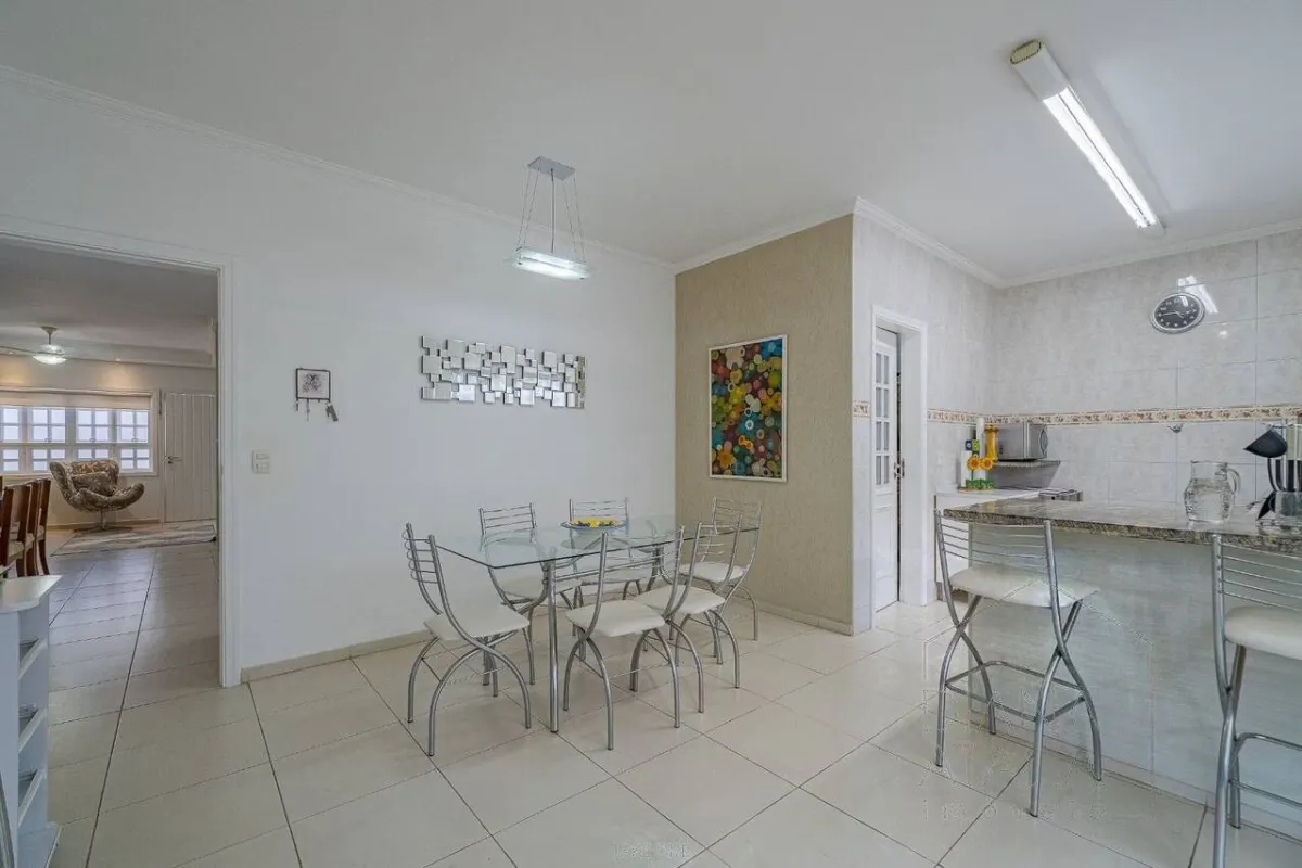 Copa e o balcão que separa a cozinha · Casa térrea com lareira e espaço gourmet em Vinhedo