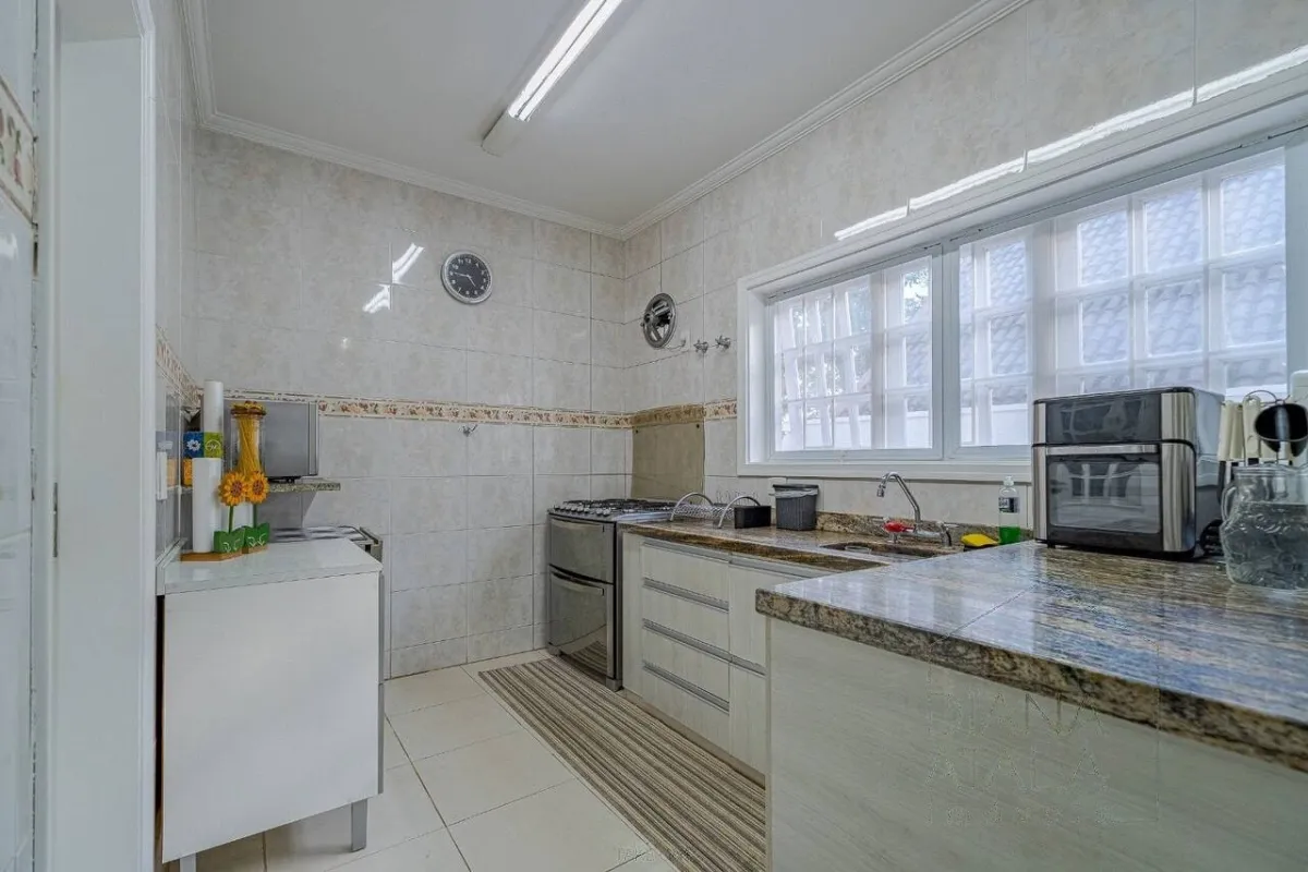 Cozinha com armários planejados e bancada de granito · Casa térrea com lareira e espaço gourmet em Vinhedo