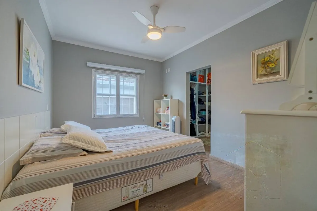 Suíte principal, com acesso ao closet · Casa térrea com lareira e espaço gourmet em Vinhedo